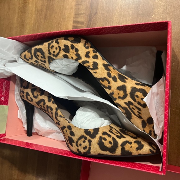 Kelly & Katie Misha Pump - Picture 2 of 5